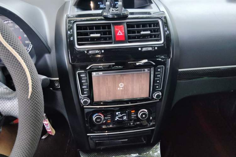 Used Haval H5 Classic 2015 2.0T Manual Two-Wheel Drive Prestige Version Audio And AC Panel