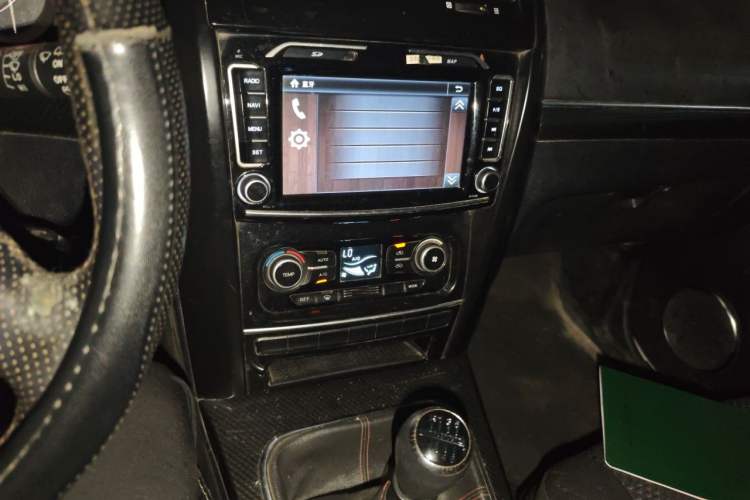 Used Haval H5 Classic 2015 2.0T Diesel Manual Two-Wheel Drive Entry-Level Version Audio And AC Panel