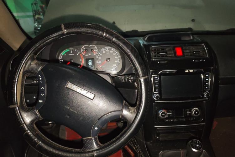 Used Haval H5 Classic 2015 2.0T Diesel Manual Two-Wheel Drive Entry-Level Version Center Console