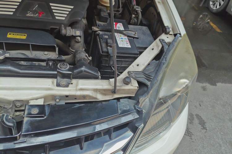 Used Haval H5 Classic 2015 2.0T Manual Two-Wheel Drive Elite Version Engine Bay Left