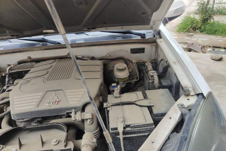 Used Haval H5 Classic 2015 2.0T Manual Two-Wheel Drive Elite Version Engine Bay Left