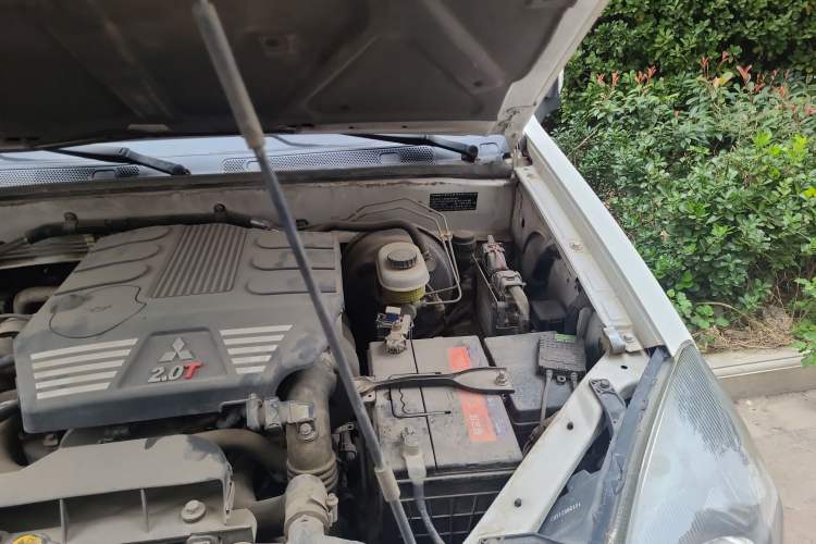Used Haval H5 Classic 2015 2.0T Manual 4x4 Prestige Version Engine Bay Left