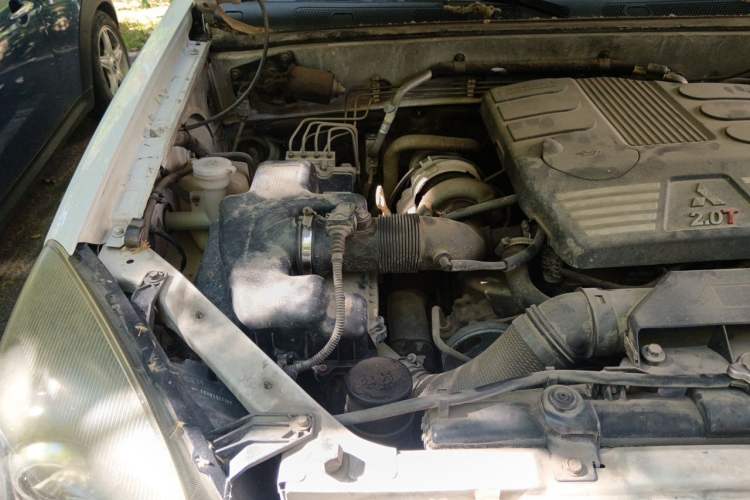 Used Haval H5 Classic 2015 2.0T Manual 4x4 Elite Edition Engine Bay Right