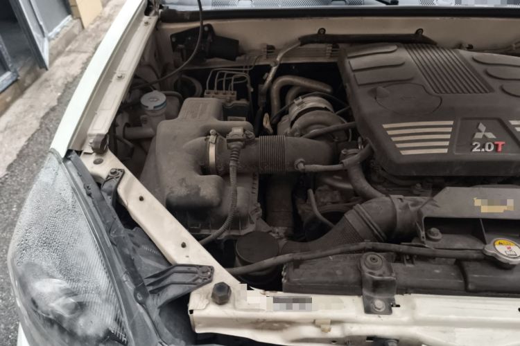 Used Haval H5 Classic 2015 2.0T Manual 4x4 Elite Edition Engine Bay Right