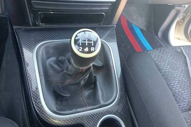 Used Haval H5 Classic 2015 2.0L Manual Two-Wheel Drive Entry-Level Trim Gear Lever