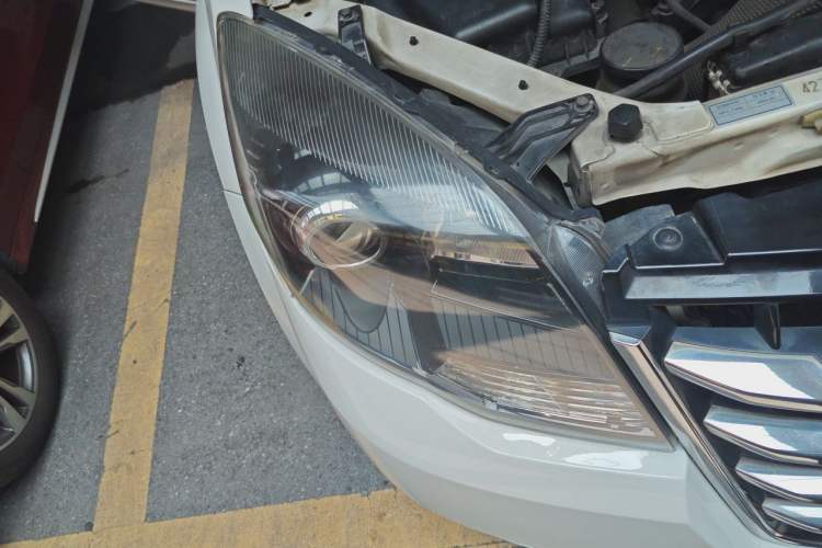 Used Haval H5 Classic 2015 2.0T Manual Two-Wheel Drive Elite Version Right Front Headlight