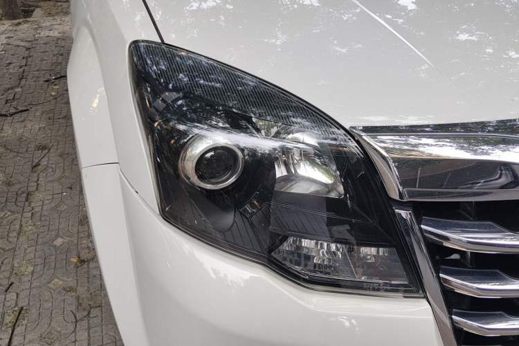 Used Haval H5 Classic 2015 2.0T Manual Two-Wheel Drive Prestige Version Right Front Headlight
