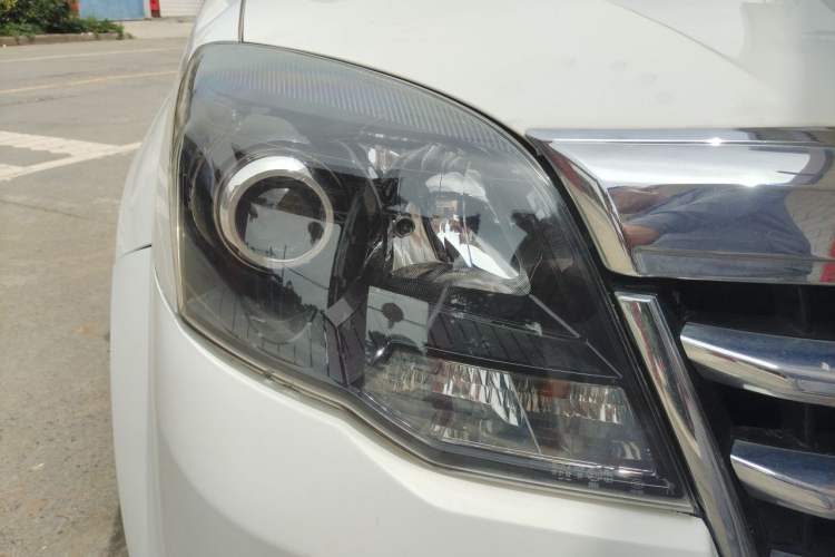 Used Haval H5 Classic 2015 2.0T Manual Two-Wheel Drive Elite Version Right Front Headlight