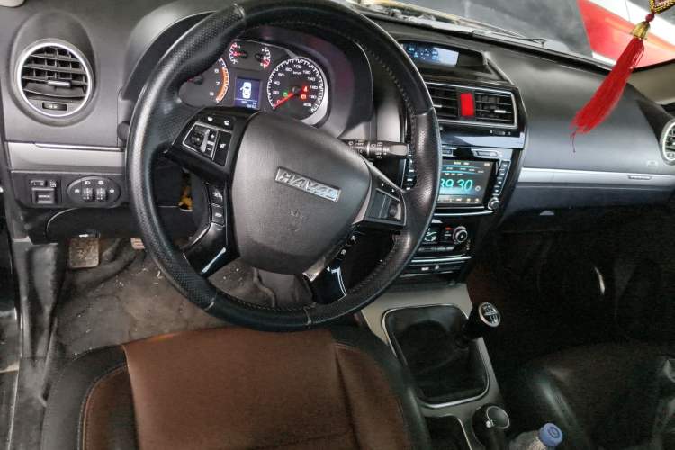 Used Haval H5 Classic 2016 Classic Edition 2.0T Manual Two-Wheel Drive Elite Model Center Console
