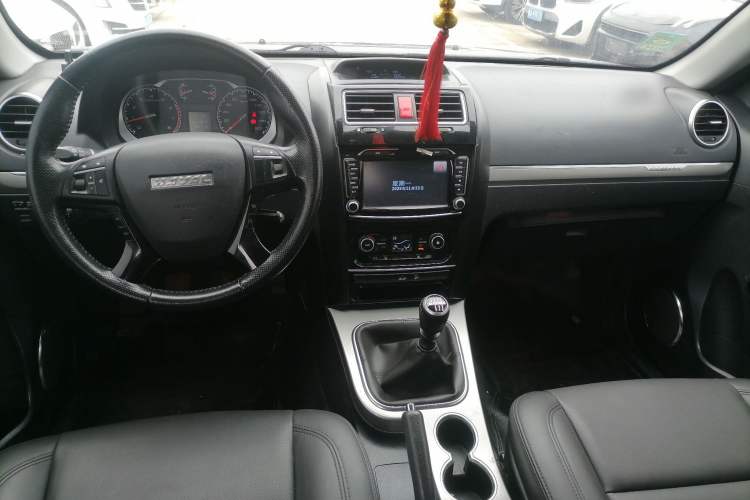 Used Haval H5 Classic 2016 Classic Edition 2.0T Manual Two-Wheel Drive Elite Model Center Console