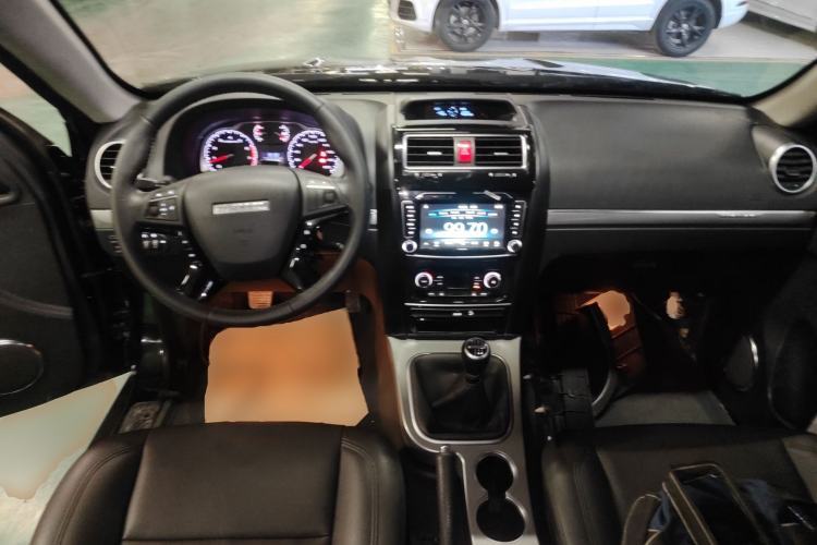 Used Haval H5 Classic 2016 Classic Edition 2.0T Manual Two-Wheel Drive Elite Model Center Console
