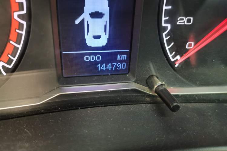 Used Haval H5 Classic 2016 Classic Edition 2.0T Manual Two-Wheel Drive Elite Model Odometer Close Up
