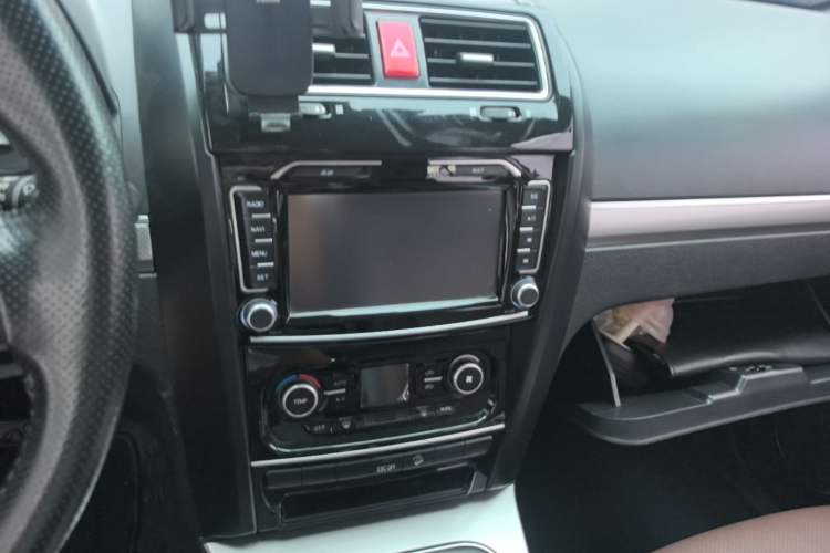 Used Haval H5 Classic 2016 Classic Edition 2.0T Manual Two-Wheel Drive Elite Model Audio And AC Panel