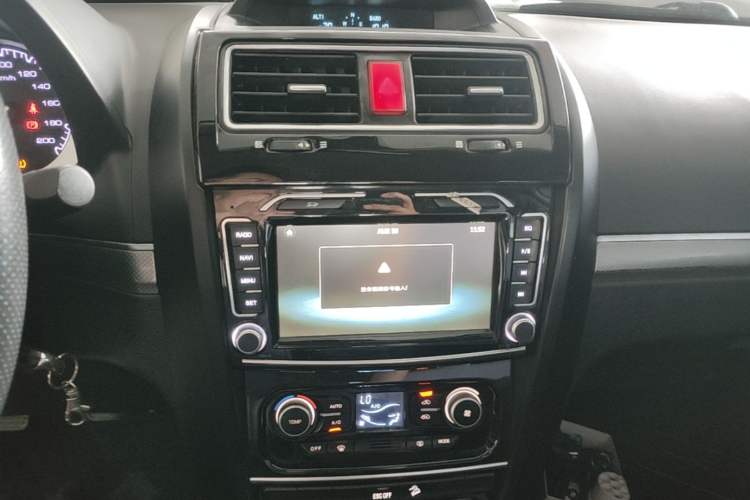 Used Haval H5 Classic 2016 Classic Edition 2.0T Manual Two-Wheel Drive Elite Model Audio And AC Panel