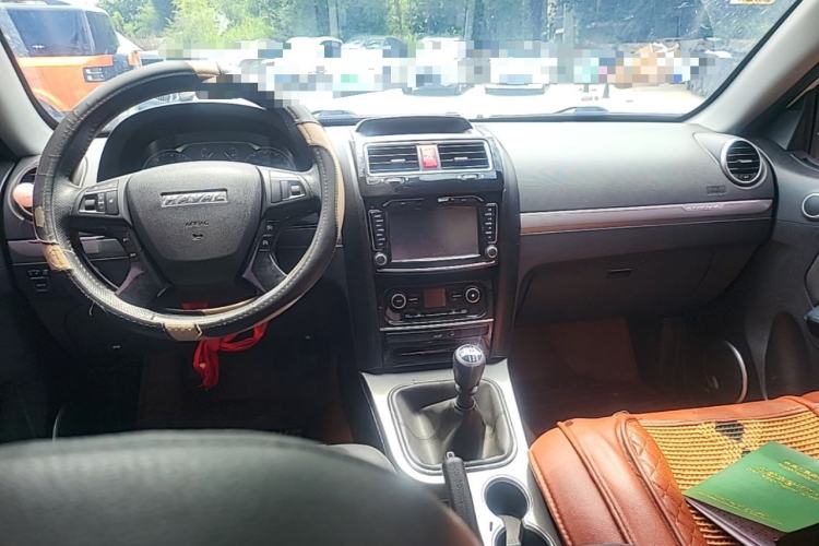 Used Haval H5 Classic 2016 Classic Edition 2.0T Manual Two-Wheel Drive Elite Model Center Console