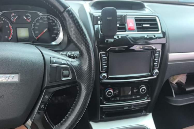 Used Haval H5 Classic 2016 Classic Edition 2.0T Manual Two-Wheel Drive Elite Model Center Console