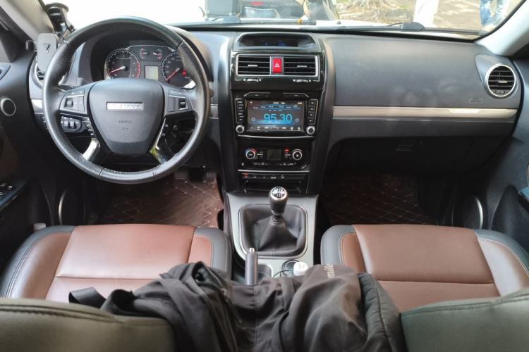 Used Haval H5 Classic 2016 Classic Edition 2.0T Manual 4x4 Prestige Model Center Console