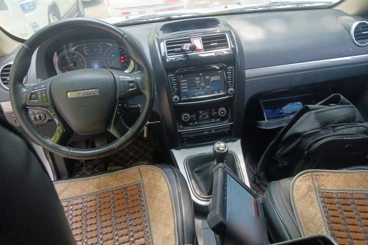 Used Haval H5 Classic 2016 Classic Edition 2.0T Manual Two-Wheel Drive Elite Model Center Console