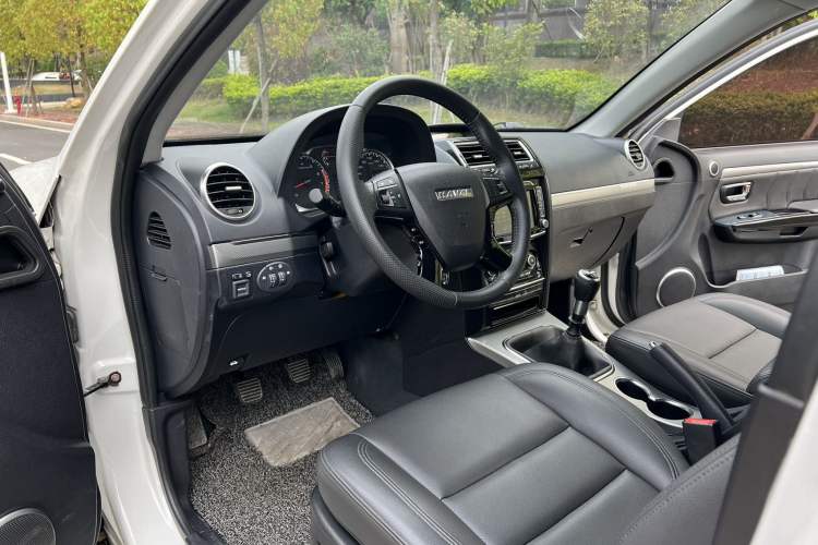 Used Haval H5 Classic 2016 Classic Edition 2.0T Manual Two-Wheel Drive Elite Model Interior 2