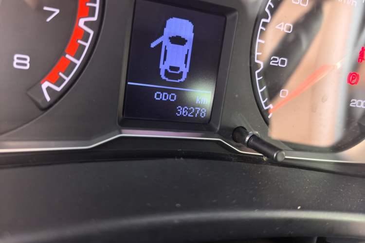 Used Haval H5 Classic 2016 Classic Edition 2.0T Manual Two-Wheel Drive Elite Model Odometer Close Up