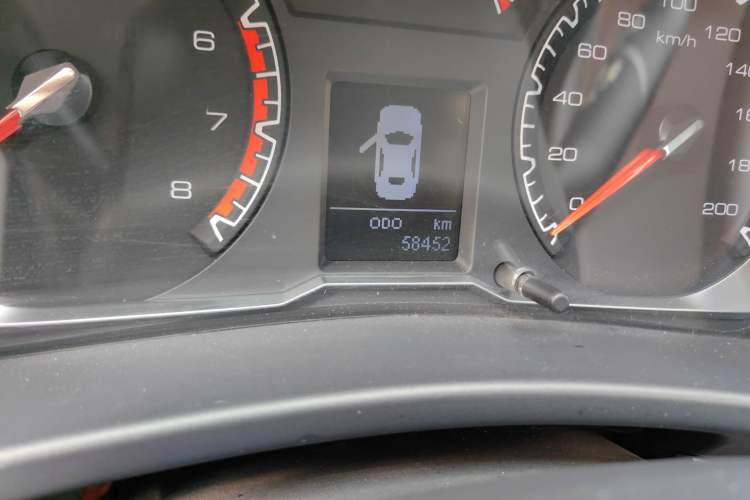 Used Haval H5 Classic 2016 Classic Edition 2.0T Manual Two-Wheel Drive Elite Model Odometer Close Up