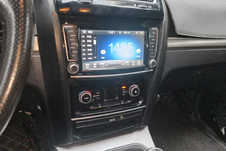 Used Haval H5 Classic 2018 Classic Edition 2.0T Manual Two-Wheel Drive Elite Model Audio And AC Panel