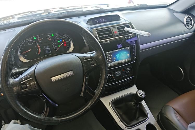Used Haval H5 Classic 2018 Classic Edition 2.0T Manual Two-Wheel Drive Elite Model Center Console