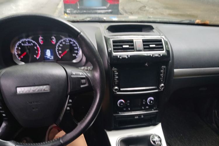 Used Haval H5 Classic 2018 Classic Edition 2.0T Manual Two-Wheel Drive Elite Model Center Console