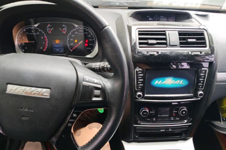 Used Haval H5 Classic 2018 Classic Edition 2.0T Manual Two-Wheel Drive Elite Model Center Console