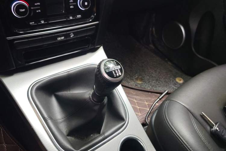 Used Haval H5 Classic 2018 Classic Edition 2.0T Manual Two-Wheel Drive Elite Model Gear Lever
