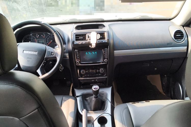 Used Haval H5 Classic 2018 Classic Edition 2.0T Manual Two-Wheel Drive Elite Model Center Console