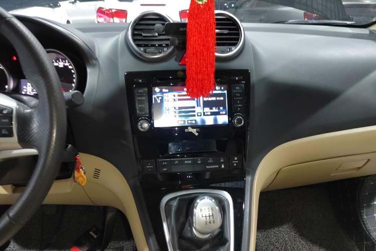 Used Haval H6 2011 Green Silence 2.0T Manual Two-Wheel Drive Elite Model Audio And AC Panel