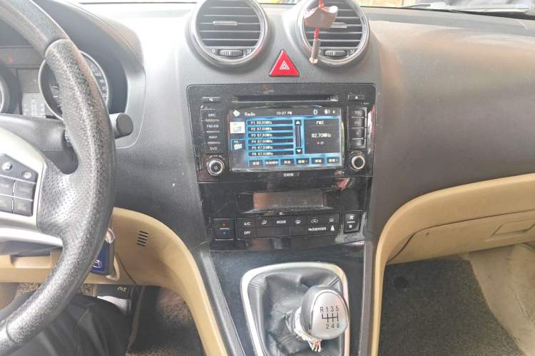 Used Haval H6 2011 Green Silence 2.0T Manual Two-Wheel Drive Elite Model Audio And AC Panel