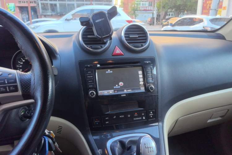 Used Haval H6 2011 Green Silence 2.0T Manual Two-Wheel Drive Urban Model Audio And AC Panel