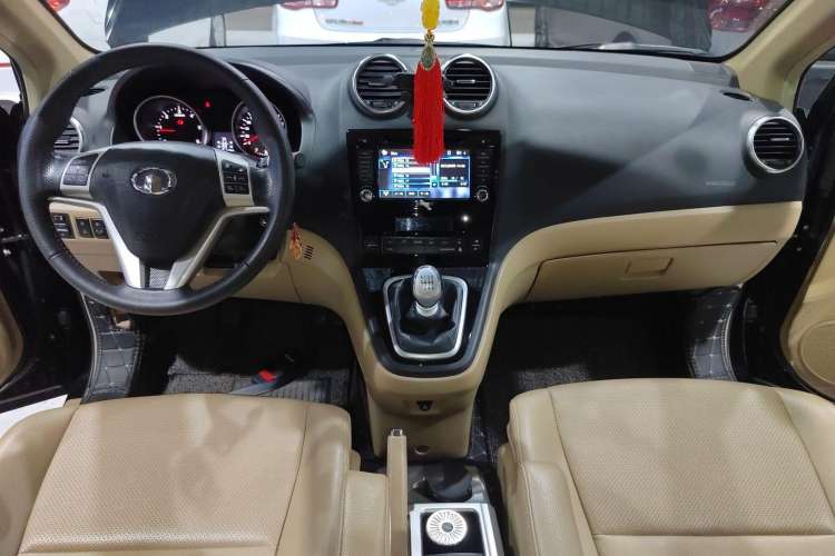 Used Haval H6 2011 Green Silence 2.0T Manual Two-Wheel Drive Elite Model Center Console