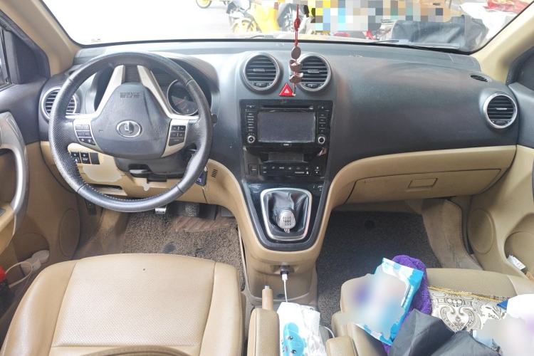 Used Haval H6 2011 Green Silence 2.0T Manual Two-Wheel Drive Elite Model Center Console