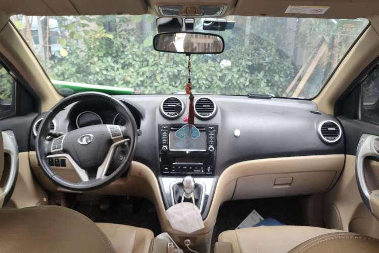 Used Haval H6 2011 Green Silence 2.0T Manual Two-Wheel Drive Elite Model Center Console