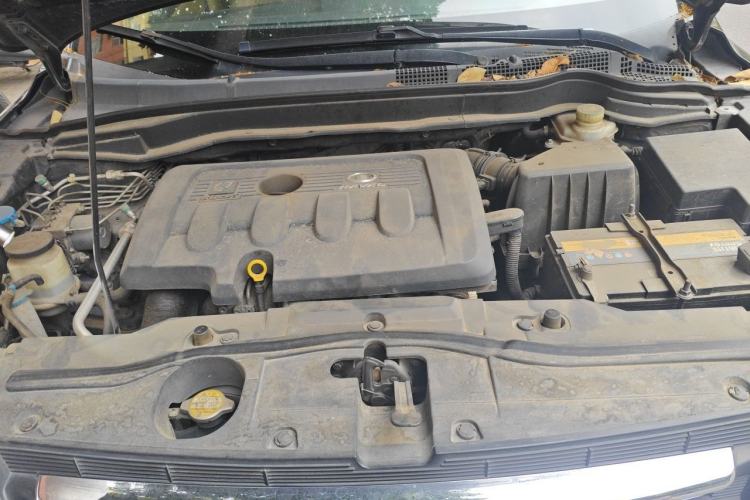 Used Haval H6 2011 Green Silence 2.0T Manual Two-Wheel Drive Elite Model Engine Bay