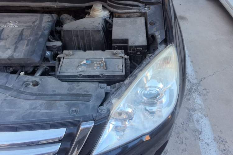 Used Haval H6 2011 Green Silence 2.0T Manual Two-Wheel Drive Urban Model Engine Bay Left