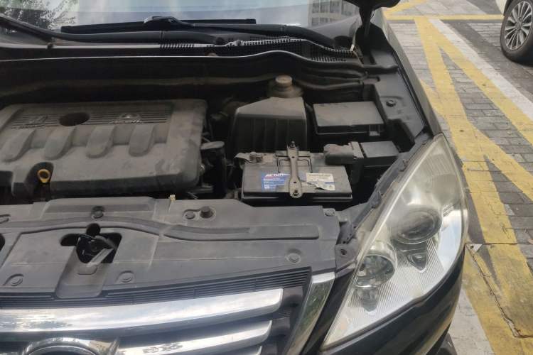 Used Haval H6 2011 Green Silence 2.0T Manual Two-Wheel Drive Elite Model Engine Bay Left