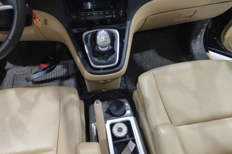 Used Haval H6 2011 Green Silence 2.0T Manual Two-Wheel Drive Elite Model Gear Lever
