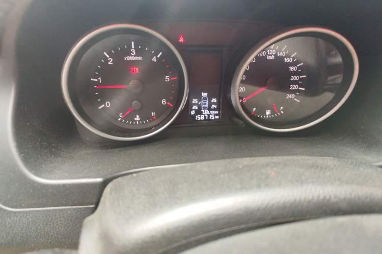 Used Haval H6 2011 Green Silence 2.0T Manual Two-Wheel Drive Elite Model Odometer Close Up