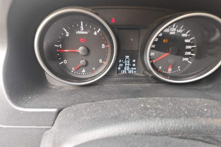 Used Haval H6 2011 Green Silence 2.0T Manual Two-Wheel Drive Elite Model Odometer Close Up
