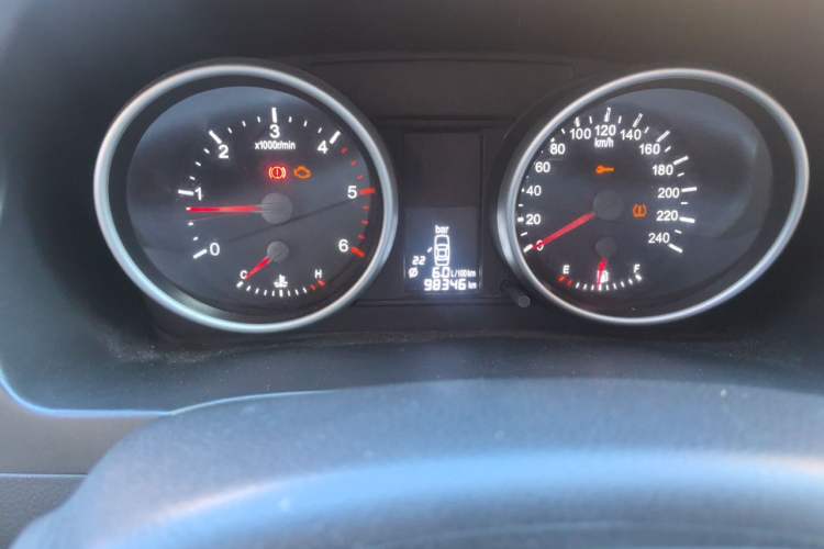 Used Haval H6 2011 Green Silence 2.0T Manual Two-Wheel Drive Urban Model Odometer Close Up