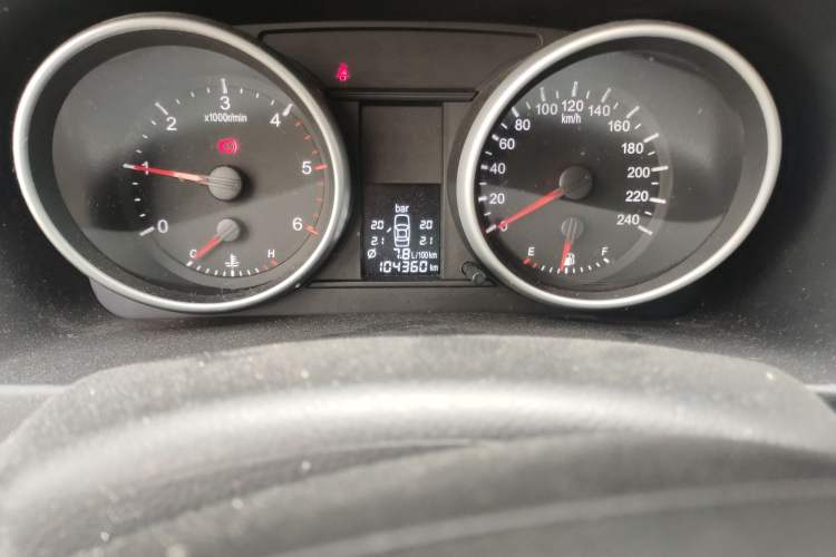 Used Haval H6 2011 Green Silence 2.0T Manual Two-Wheel Drive Elite Model Odometer Close Up