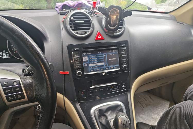 Used Haval H6 2011 Green Silence 2.0T Manual Two-Wheel Drive Elite Model Audio And AC Panel