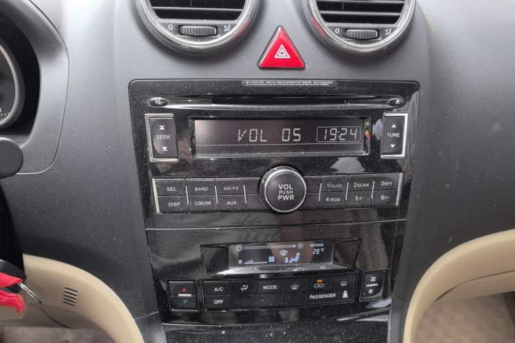 Used Haval H6 2011 Green Silence 2.0T Manual Two-Wheel Drive Urban Model Audio And AC Panel