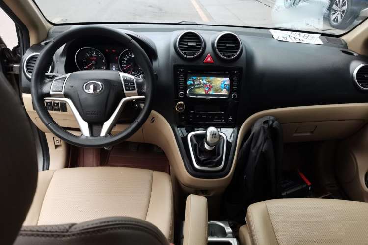 Used Haval H6 2011 Green Silence 2.0T Manual Two-Wheel Drive Elite Model Center Console