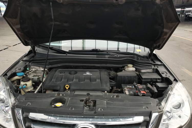 Used Haval H6 2011 Green Silence 2.0T Manual Two-Wheel Drive Elite Model Engine Bay