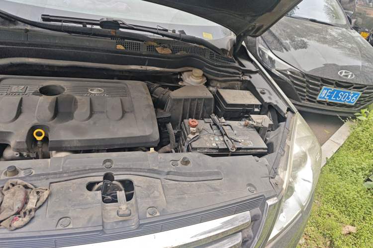 Used Haval H6 2011 Green Silence 2.0T Manual Two-Wheel Drive Elite Model Engine Bay Left